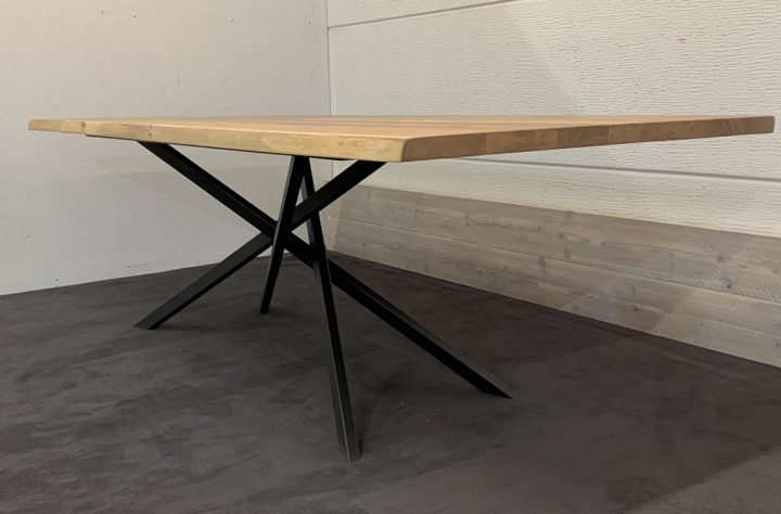 Table & Co. Massive Tische und schöne Stühle im Lagerverkauf